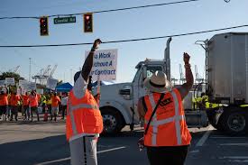 US Dockworkers, Employers Reach Deal to Avert Strike